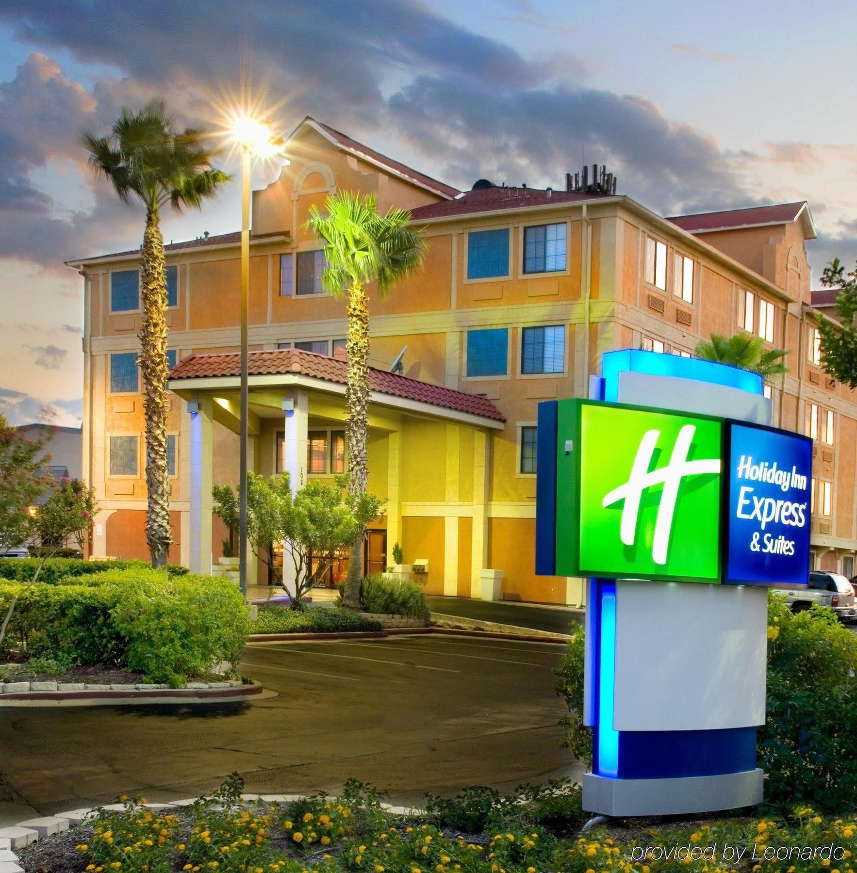Holiday Inn Express & Suites San Antonio - Downtown Market Area, An Ihg Hotel Exterior photo